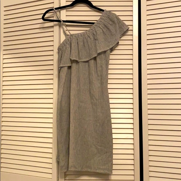 Dress with different shoulders - Picture 2 of 2